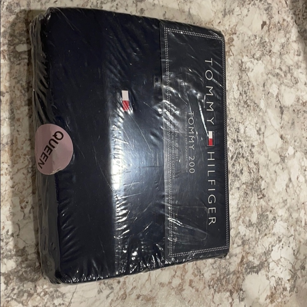 Tommy Hilfiger Navy flat queen 200 sheet NWT